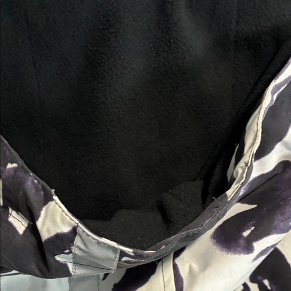 Elegant Black and White Floral Winter Jacket - Picture 15 of 15